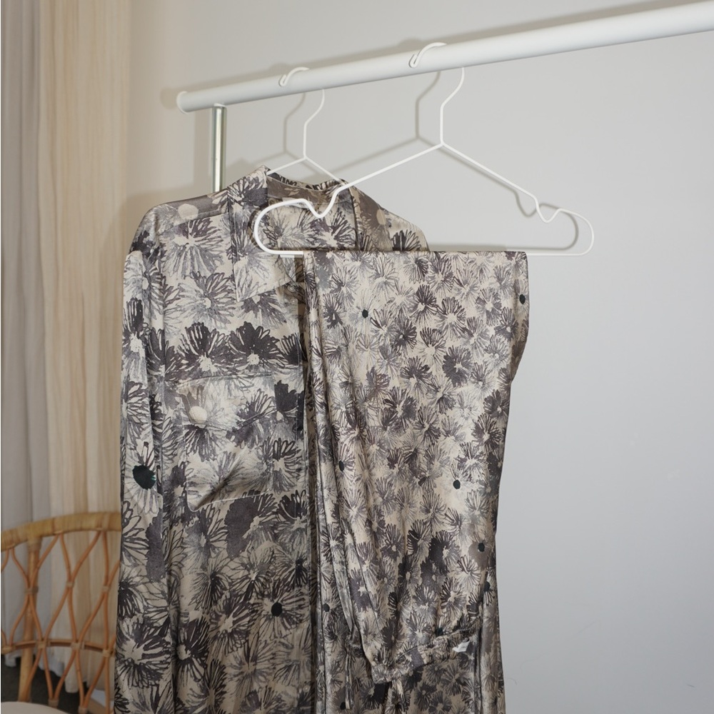 SILK LAUNDRY : Chic Floral Women's two pieces set in floral print  100 % silk